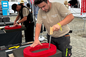  Die Teilnehmenden stellten in praxisnahen Challenges ihr handwerkliches Geschick unter Beweis, hier beim millimetergenauen Zuschneiden vom Foamglas-Dämmplatten mit dem Fuchschwanz 