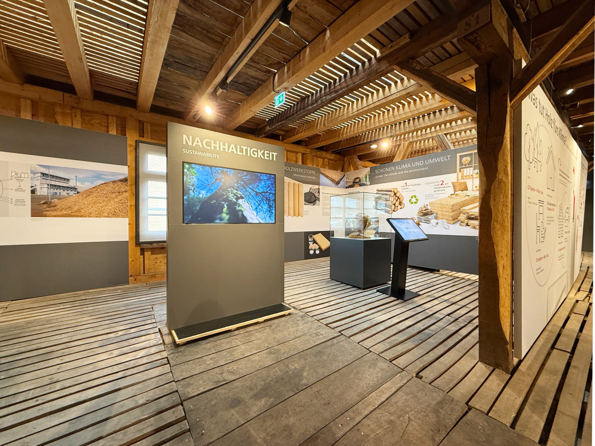 Ausstellung Holzwerkstoffe und Massivholz - dach+holzbau