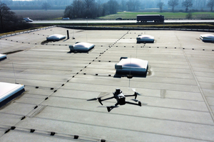  Die Drohne fliegt das Dach ab und speichert gleichzeitig die Daten für weitere Planungen, etwa zur Flachdachsanierung 