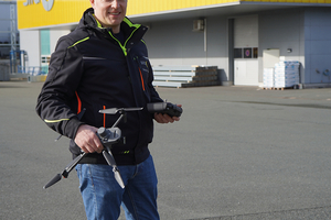  Daniel Fecke, Regionaltechniker der Sita Bauelemente GmbH, verfügt über einen Drohnenführerschein und erstellt bei vor-Ort-Terminen Dachaufmaße mit der Drohne 