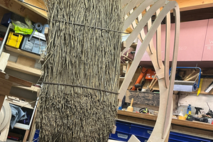  Die doppelt gekrümmte Form des Bauwerks wurde durch eine CNC-gefräste Rippenkonstruktion aus Sperrholz realisiert und anschließend mit Reet eingedeckt  