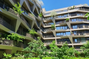  Der Begrünung des Wohnbauquartiers „Charlie Living” wächst förmlich in die Höhe, über alle Loggien und Balkone bis auf die Gebäudedächer 