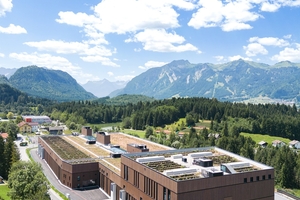  Der 220 m lange, dreigeschossige Bau bietet Platz für insgesamt 7 Produktionshallen. Die Flachdachflächen wurden begrünt und mit Photovoltaikmodulen ausgestattet 