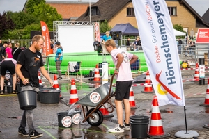  Beim „Race of Champions“ mussten mit Wasser gefüllte Schubkarren durch einen Parkour gefahren werden, dabei sollte möglichst viel Wasser in den Schubkarren bleiben 