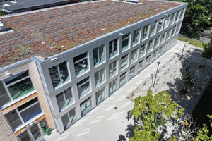 Die Flachdächer der Schulgebäude mit extensiven Dachbegrünungen werden je nach Standortbedingungen mit unterschiedlichen Unterkonstruktionen für Photovoltaikanlagen versehen 