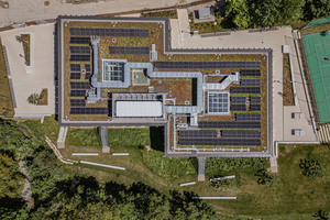  Der Neubau der Glemstalschule verfügt über ein Gründach mit Photovoltaikanlage und zwei Atrien für die natürliche Belichtung des Gebäudes  