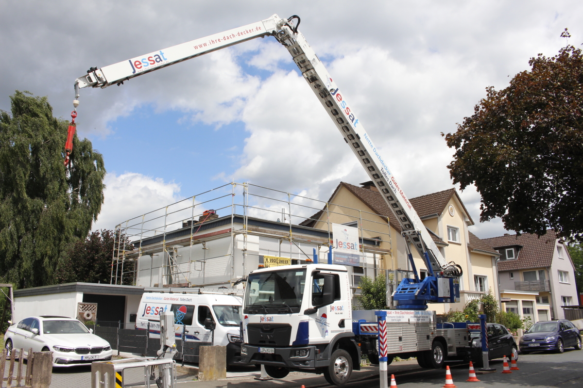 Jessat Ihre Dachdecker GmbH & Co. KG Autokran Baustelle 