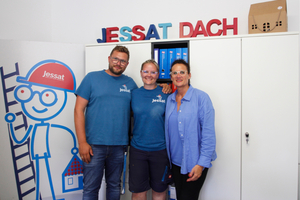  Julian Jessat (links) bildet gemeinsam mit seiner Mutter Sandra (rechts) die Geschäftsleitung des Dachdeckerbetriebs mit Sitz in Lügde. Unterstützt werden sie von Julians jüngerer Schwester Jette, die derzeit ihre Ausbildung zur Dachdeckerin in dem familiengeführten Betrieb macht 