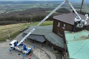  Die Dachdeckerei Jessat hat das Kupferdach eines Gasthauses auf dem Köterberg im Kreis Lippe nach einem Sturmschaden erneuert. Dabei kam der firmeneigene Autokran mit Arbeitsbühne zum Einsatz 