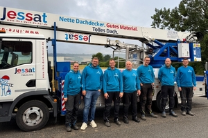  Die Dachdeckerei Jessat beschäftigt sechs Dachdeckergesellen, eine Auszubildende, einen Zimmerermeister und einen Zimmerergesellen sowie einen Mini-Jobber. Das Bild zeigt einen Teil des Teams  