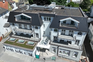  Das neue Altenau-Palais in Bad Pyrmont: Hier führte die Firma Jessat alle Dach- und Holzbauarbeiten aus: vom Aufrichten des Dachstuhls bis zur Eindeckung mit Biberschwanzziegeln und der Montage der Dachentwässerung 