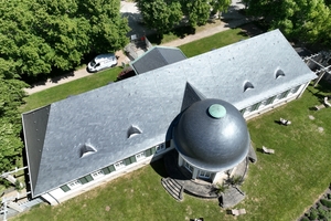  In Bad Pyrmont sanierte die Firma Jessat gemeinsam mit einem Dachdeckerbetrieb aus dem Sauerland das Schieferdach des Kurparkpalais  
