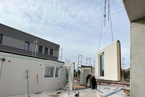  Die Wandelemente für den Neubau wurden inklusive Fenstern, Verschattung und Fassadenbekleidung vorproduziert und auf die Baustelle geliefert 