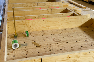  Die Vorfertigung bietet den Vorteil, dass der größte Teil der Arbeiten ohne Witterungseinflüsse im Werk erfolgen kann. Bei der Produktion der Wände für den Neubau in Augsburg kamen Holzständer aus „Kerto LVL“ in großen Breiten zum Einsatz&nbsp;  