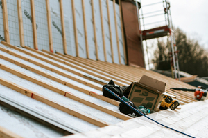  Über der Dämmung montierten die Dachdecker eine Holzschalung als Untergrund für die Verlegung der Stehfalzbleche 