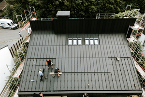  Verlegung der „Prefalz“-Solarmodule auf dem Pultdach des Einfamilienhauses in Meschede 