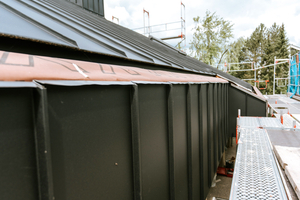  Die Mitarbeitenden der Firma Stappert legten Wert auf präzise Übergänge vom Dach zur Fassade. Die Entwässerung des Daches erfolgt über eine innenliegende Rinne an der Traufe 