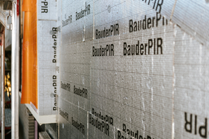 Die Fassade des Hauses wurde ebenfalls im oberen Bereich, der an das Dach angrenzt, mit PIR-Dämmplatten gedämmt 
