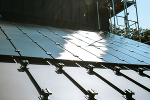  Die rahmenlosen Solarmodule sind genau auf die Breiten der Stehfalzbleche von Prefa abgestimmt und werden durchdringungsfrei befestigt 