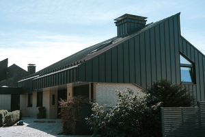  An der Giebelseite wurde die Fassade des Hauses saniert, gedämmt und mit Stehfalzblechen verkleidet 