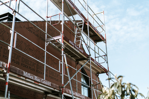  Die Fassade und das Dach des Hauses wurden vor der Verkleidung mit Stehfalzblechen mit Unterdeck- und Schalungsbahnen zum Witterungsschutz versehen  