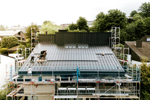  Auf den Stehfalzblechen des Daches montierten die Dachdecker die Solarmodule des „Prefalz“-Systems 