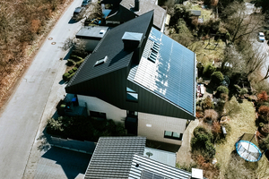 Das Dach dieses Einfamilienhauses in Meschede wurde energetisch saniert und mit einer Stehfalzverkleidung und Solarmodulen von Prefa versehen 