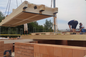  Die Holz-Lehm-Deckenelemente werden einbaufertig auf die Baustelle geliefert 