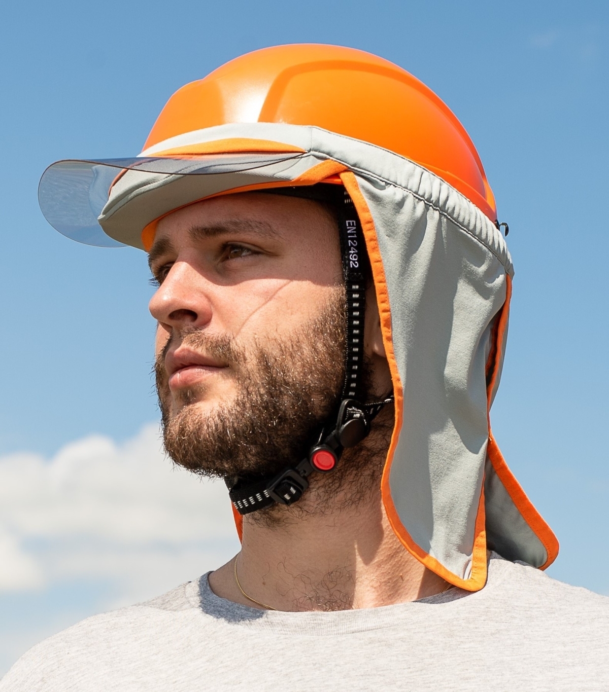 helm-mit-sonnenschutz-fuer-die-baustelle.jpg