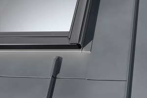  Velux bietet seinen Kombi-Eindeckrahmen mit flexibler Mittelrinne auch für den Einbau in Metall-Dächer an 