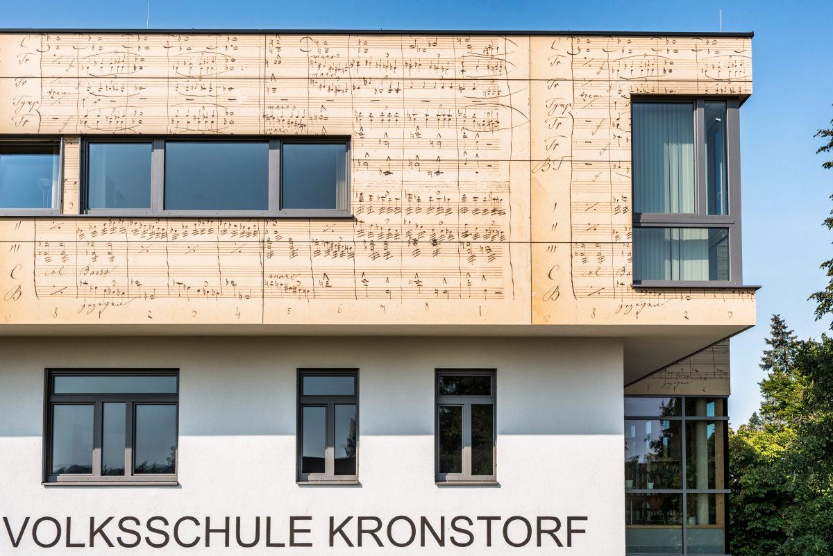 Fassadenplatten von Fundermax mit individuellem Druck an der Volksschule Kronstorf/AT