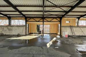  Blick in das Innere der Halle nach der Montage der ersten Holzrahmenbauelemente 