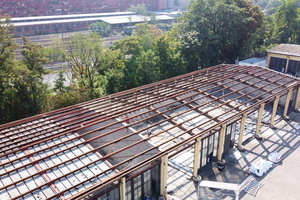  Die Fahrzeughalle nach dem Rückbau: Nur das Stahltragwerk, die Pfetten, ein Teil der Mauern sowie das Fundament der Halle blieben erhalten, während die übrigen Bestandteile zurückgebaut wurden 