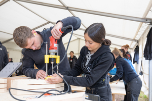   Auf dem „campus.Holz” werden die Erfahrungen aus den Besuchen bei Holzbauunternehmen und Produzenten aus der Holzbranche mitgenommen und in Gruppenarbeiten verschiedene Aufgabenstellungen bearbeitet  