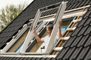  Velux Solar- und Elektrofenster sind genauso einfach einzubauen wie manuelle Fenster – Solarfenster sogar kabellos. Ideal für die Modernisierung.&nbsp;&nbsp;  