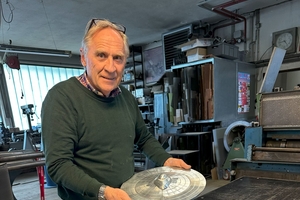  Dachhandwerker Friedrich Reinbold wird auf der Messe Dach+Holz 2026 in Köln zeigen, wie Modellbau aus Titanzink funktioniert – und ein kleines Modell des Raumschiffs „Enterprise” live anfertigen 