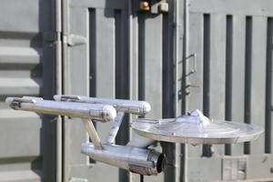  Das fertige Modell des Raumschiffs „Enterprise” aus Titanzink: Beim Bau des Raumschiffmodells kommen viele für das Spenglerhandwerk relevanten Arbeitsschritte zum Einsatz 