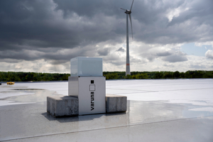  Der „Varuna”-Regenwächter wird windsogsicher auf dem Dach montiert, zwei Gewichte sorgen dabei für die nötige Auflast, ohne die Dachhaut zu beschädigen 