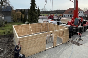  Mitarbeitende der Zimmerei Grotelüschen &amp; Hallo beim Aufrichten eines Holzrahmenbaus auf der Baustelle 
