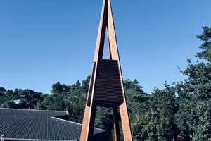  Für die katholische Kirchengemeinde in Sandkrug errichtete die Zimmerei Grotelüschen &amp; Hallo einen circa 20 m hohen Glockenturm aus Brettschichtholz 