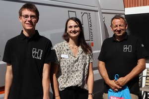  Freuen sich über das erste Match in OWL: FHJler Ben Hustert, Annika Reimann von der Handwerkskammer OWL, und Karsten Hoffmann von der Tischlerei Hoffmann in Steinhagen &nbsp;(v. l.) 