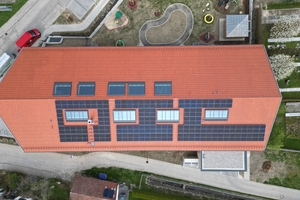  Das fertiggestellte Dach des Neubaus in Feldkirchen-Westerham zeigt, wie sich Photovoltaikmodule und Dachverglasungen gut miteinander kombinieren lassen  