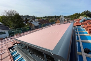  Die Lichtbandmodule von Glasolux auf dem Dach des Neubaus lassen sich mit elektrisch gesteuerten Markisen verschatten 