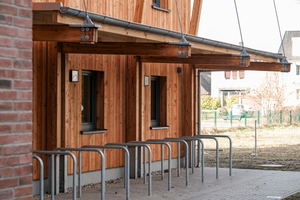  Auf der Rückseite des Hauses wurde eine Fahrradunterstellmöglichkeit mit abgehängtem Dach realisiert 