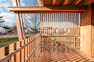  Zu jedem Appartment gehören ein Balkon oder eine Terrasse, die mit Holzlamellen verkleidet wurden 