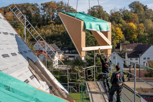  Um das Dachgeschoss als Wohnraum attraktiver zu machen, wurden drei Gauben eingebaut, die in Teilen geliefert, vor Ort zusammengebaut und per Kran an Ort und Stelle gehoben wurden 