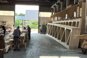  Die Arnold Kriener GmbH &amp; Co. KG beschäftigt sieben Mitarbeiter für den Zuschnitt, die Produktion und Montage von Nagelplattenbindern 