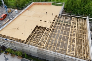  Eine ehemalige Werkshalle in Enger im Kreis Herford wurde saniert und zum Drogeriemarkt umgebaut. Dabei kamen Nagelplattenbinder von der Firma Arnold Kriener für die Dachkonstruktion zum Einsatz 