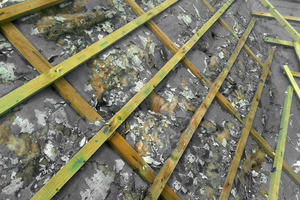  Geschaedigtes Dach mit Unterdeckbahn, die keine ausreichende Alterungsbeständigkeit aufwies 