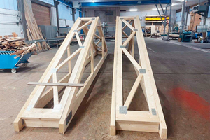  Zwei Binderböcke, die auf der ebenen Bodenplatte einer Halle zusammengebaut wurden. Etwa jeder zehnte Binder wird zur Stabilisierung mit seinem Nachbarbinder verbunden 